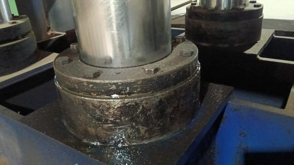 Hydraulic Ram with Flange and Seal Assembly.